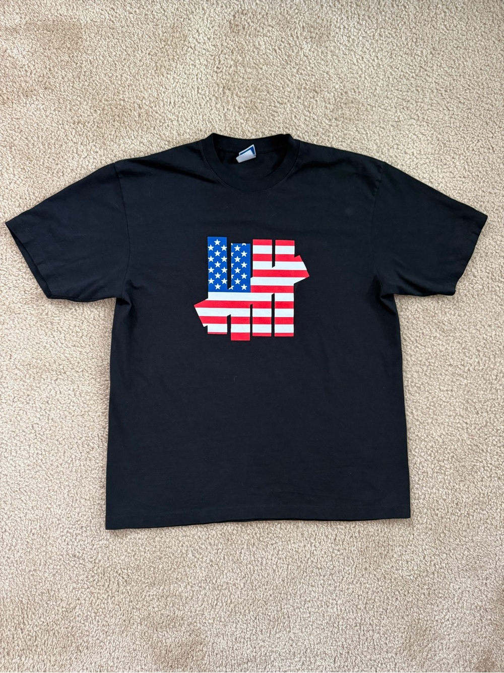 UNDEFEATED ICON FLAG S/S TEE - USA